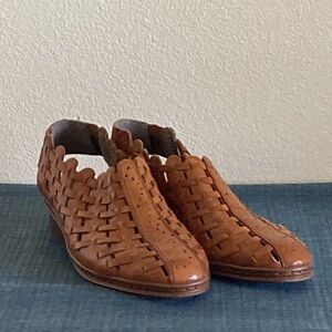 Woven anti-stress sandals